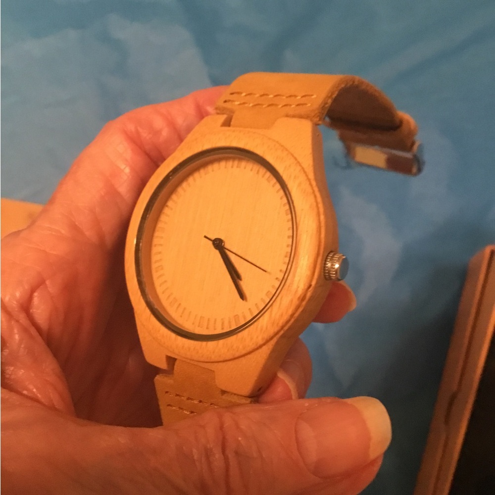 Eco-Friendly Tan Wooden Men's Watch..needs new battery